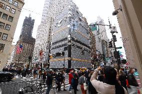 Louis Vuitton Iconic Trunks Scaffolding - NYC