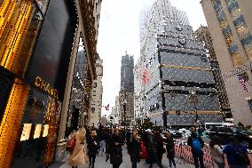 Louis Vuitton Iconic Trunks Scaffolding - NYC