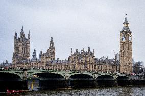 Storm Darragh Hits London with Heavy Winds and Rain