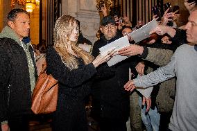 Angelina Jolie Leaves Set - Paris