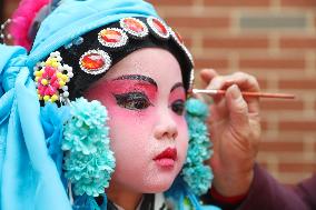 Foreign Students Experience Traditional Chinese Culture