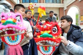 Foreign Students Experience Traditional Chinese Culture