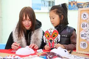 Foreign Students Experience Traditional Chinese Culture