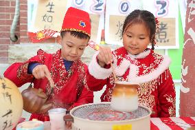 Foreign Students Experience Traditional Chinese Culture