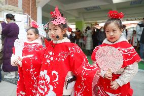 Foreign Students Experience Traditional Chinese Culture