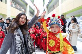 Foreign Students Experience Traditional Chinese Culture