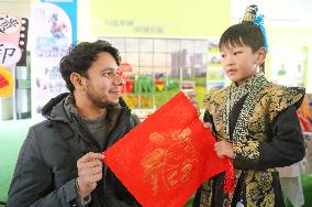 Foreign Students Experience Traditional Chinese Culture