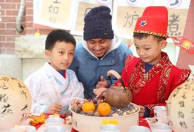 Foreign Students Experience Traditional Chinese Culture