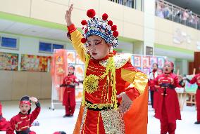 Foreign Students Experience Traditional Chinese Culture