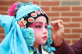 Foreign Students Experience Traditional Chinese Culture