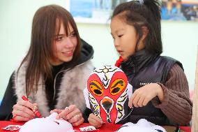 Foreign Students Experience Traditional Chinese Culture