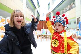 Foreign Students Experience Traditional Chinese Culture