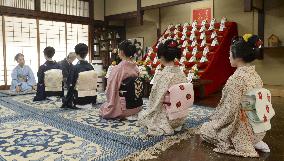 Maiko in Kyoto prepare for new year