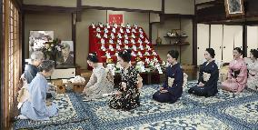 Maiko in Kyoto prepare for new year