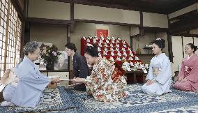 Maiko in Kyoto prepare for new year