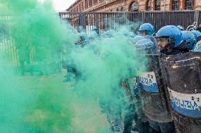 General Strike In Turin: Clashes At Student March.