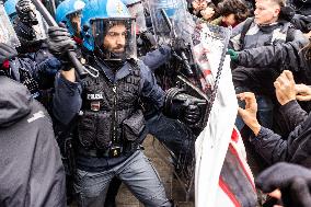 General Strike In Turin: Clashes At Student March.