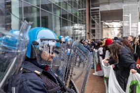 General Strike In Turin: Clashes At Student March.