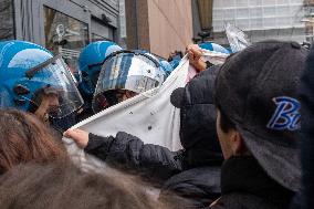 General Strike In Turin: Clashes At Student March.