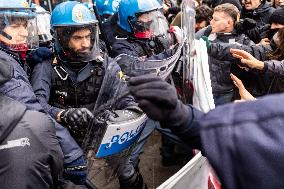 General Strike In Turin: Clashes At Student March.