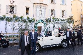 Pope Francis makes a very symbolic stop in front of the 'Madonuccia'