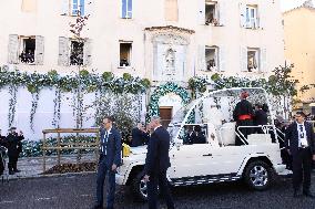 Pope Francis makes a very symbolic stop in front of the 'Madonuccia'