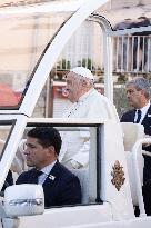 Pope Francis makes a very symbolic stop in front of the 'Madonuccia'