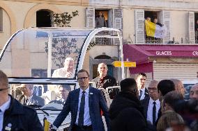 Pope Francis makes a very symbolic stop in front of the 'Madonuccia'