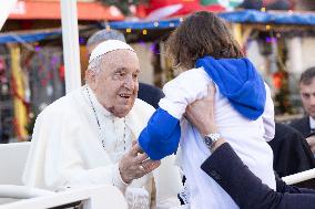 Pope Francis makes a very symbolic stop in front of the 'Madonuccia'