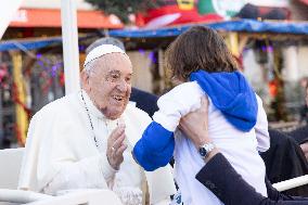 Pope Francis makes a very symbolic stop in front of the 'Madonuccia'