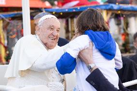 Pope Francis makes a very symbolic stop in front of the 'Madonuccia'