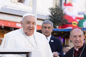 Pope Francis makes a very symbolic stop in front of the 'Madonuccia'