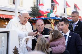 Pope Francis makes a very symbolic stop in front of the 'Madonuccia'