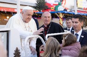 Pope Francis makes a very symbolic stop in front of the 'Madonuccia'