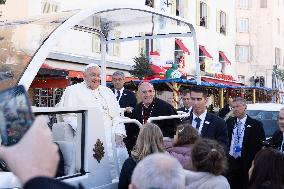 Pope Francis makes a very symbolic stop in front of the 'Madonuccia'