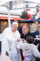 Pope Francis makes a very symbolic stop in front of the 'Madonuccia'