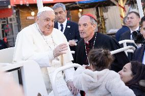 Pope Francis makes a very symbolic stop in front of the 'Madonuccia'