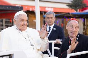 Pope Francis makes a very symbolic stop in front of the 'Madonuccia'