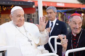 Pope Francis makes a very symbolic stop in front of the 'Madonuccia'