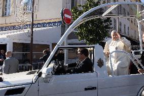 Pope Francis makes a very symbolic stop in front of the 'Madonuccia'