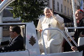 Pope Francis makes a very symbolic stop in front of the 'Madonuccia'