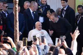 Pope Francis makes a very symbolic stop in front of the 'Madonuccia'