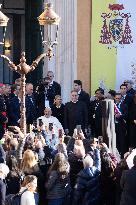 Pope Francis makes a very symbolic stop in front of the 'Madonuccia'