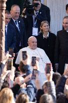 Pope Francis makes a very symbolic stop in front of the 'Madonuccia'