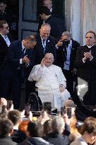 Pope Francis makes a very symbolic stop in front of the 'Madonuccia'