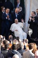 Pope Francis makes a very symbolic stop in front of the 'Madonuccia'