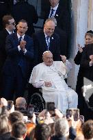 Pope Francis makes a very symbolic stop in front of the 'Madonuccia'