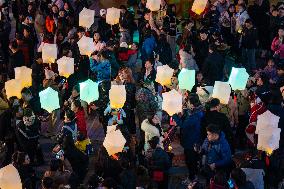 Citizens Release LED Kongming Lantern in Chongqing