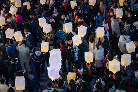 Citizens Release LED Kongming Lantern in Chongqing