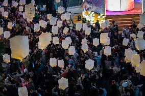 Citizens Release LED Kongming Lantern in Chongqing